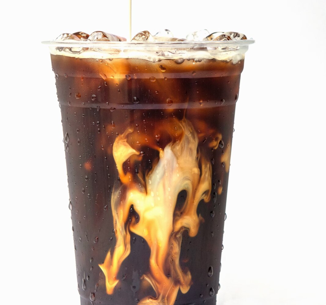 čaša ledene kafe sa mlekom