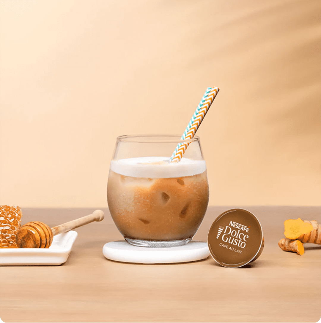 iced coffee в чаша със сламка